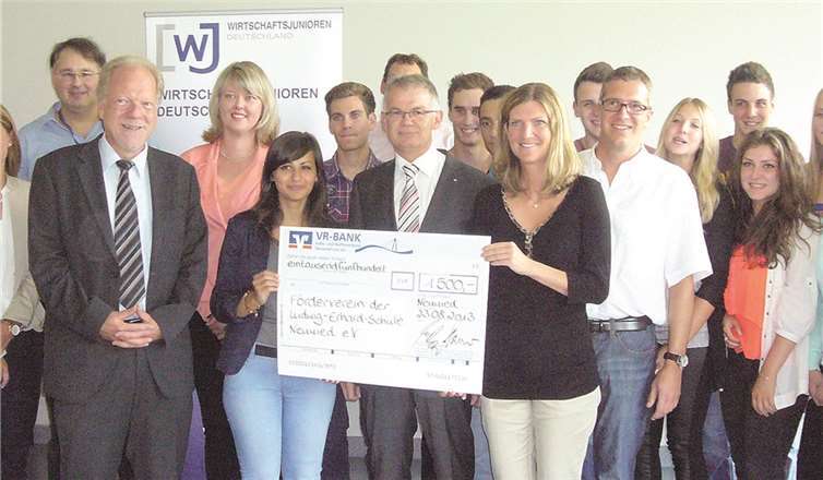 1. v. rechts: Wolfgang Geisen, Projektleiter WJ, 2.v.r. Nicole Berghaus, Kreissprecherin WJ, 3.v.r. Andreas Harner VR Bank, 1.v.l. Bernd Lorenz, Schulleiter.Privat