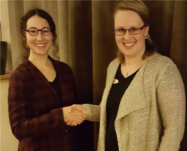 10 Jahre bei den Blue Velvet ist Nora Aurach, die von Stefanie Nestle (Trainerin) die Glückwünsche entgegen nahm.