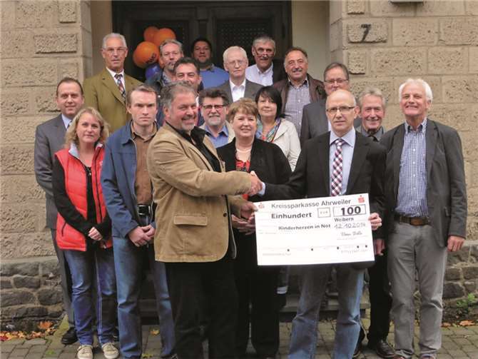 100 Euro für die Aktion „Kinderherzen in Not“ übergab die FWG Brohltal. privat