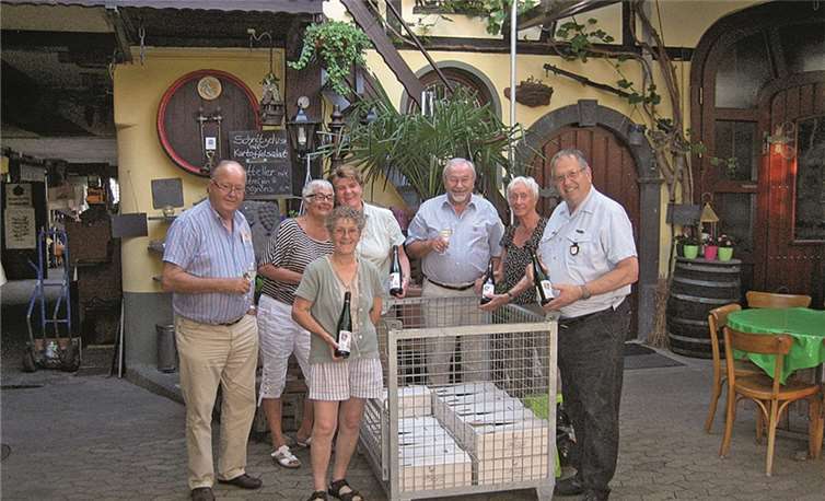 100 Flaschen Wein für die Partnerstadt Varazdin wurden vom Freundekreis im Antoniushof etikettiert.privat