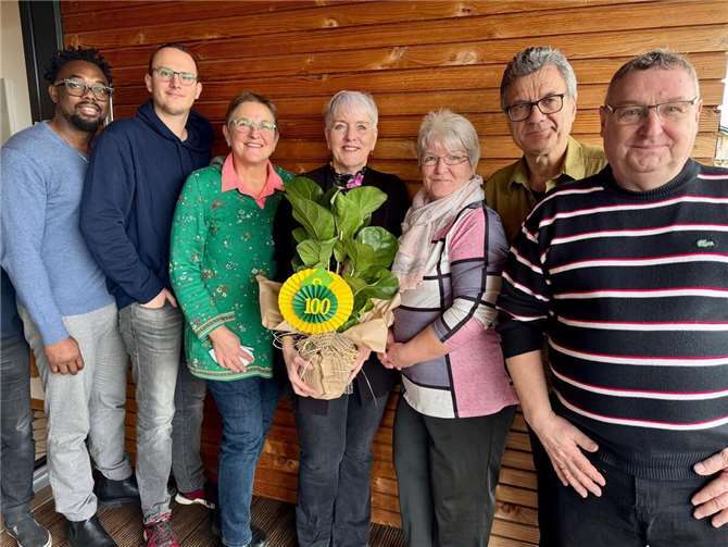 100. Mitglied für den Ortsverband Unkel-Linz-Bad Hönningen mit einem Blumengruß überrascht.Foto: Jürgen Meyer
