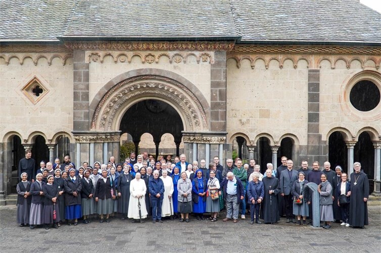 100 Ordensleute aus dem gesamten Bistum Trier pilgerten nach Maria Laach.