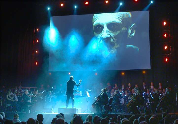 100 Solisten, Sänger und Musiker der Cinema Festival Symphonics, unter der künstlerischen Leitung von Stephen Ellery, werden spektakuläre Light darbieten. Foto: Barbara Salzinger