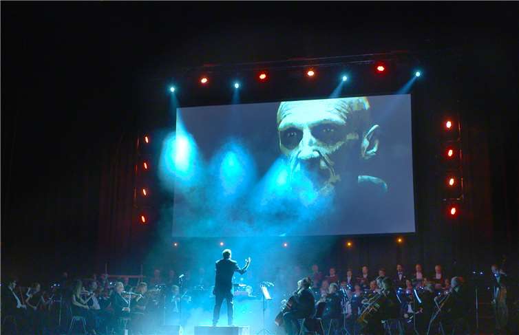 100 Solisten, Sänger und Musiker der Cinema Festival Symphonics, unter der künstlerischen Leitung von Stephen Ellery, werden spektakuläre Light darbieten. Foto: Barbara Salzinger