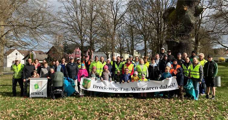100 große und kleine helfende Hände waren beim Dreck-Weg-Tag dabei.Foto: Holger Runkel