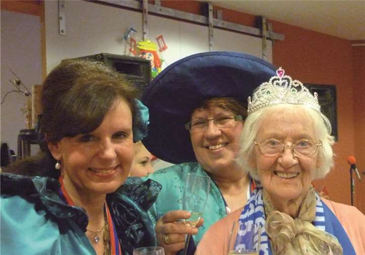 100-jährige Bewohnerin Elisabeth Flamann wurde mit einem Orden und dem Vereinsschal der Heimbach-Weiser ausgezeichnet. privat