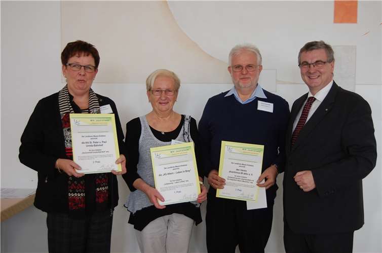 1000 Euro, 300 Euro und 200 Euro gab es in der Kategorie „Wir treffen uns“ für (von links) Monika Hetzel (Seniorentreff Urmitz-Bahnhof, Platz zwei), Anna-Maria Thum (Leitplanung Leben in Brey - die „AG Altern“, Platz eins) und Norbert Steinmetz aus Niederfell (Verein plus/minus 60 aktiv, Platz drei) von Landrat Dr. Alexander Saftig.
