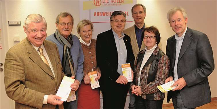 1000 Euro hatten (von links) Dr. Gerhard Kreuter, Dr. Jens Harms, Dr. Cordula Krawehl-Nakath, Günther Langen und Joachim Willemsen mitgebracht, die sie in Bad Neuenahr-Ahrweiler Gudrun Schimansky und Richard Stahl (rechts im Bild) überreichten.FIX