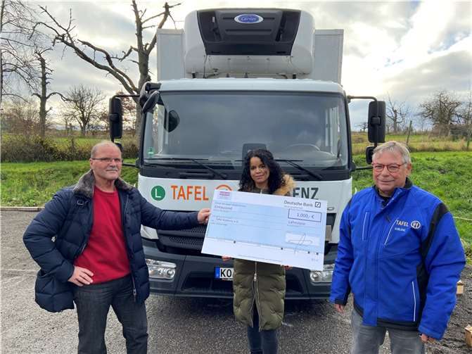1.000 Euro konnte Kim Söhn an Peter Bäsch und Dieter Weiler von der Tafel übergeben.Foto: privat