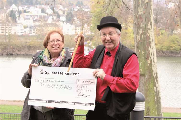 1000 Euro konnte Zauberphilosoph Andino ab Barbara Liss-Gul vom Diakonischen Werk übergeben.privat