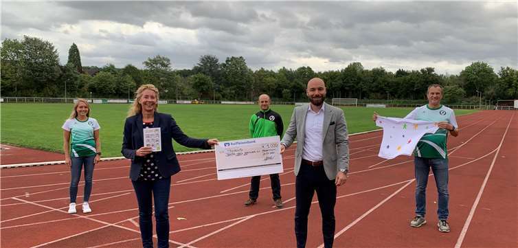 1000 Euro konnte der Meckenheimer Sportverein dank der Unterstützung der Raiffeisenbank Voreifel an den Bunten Kreis Rheinland übergeben. Foto: privat