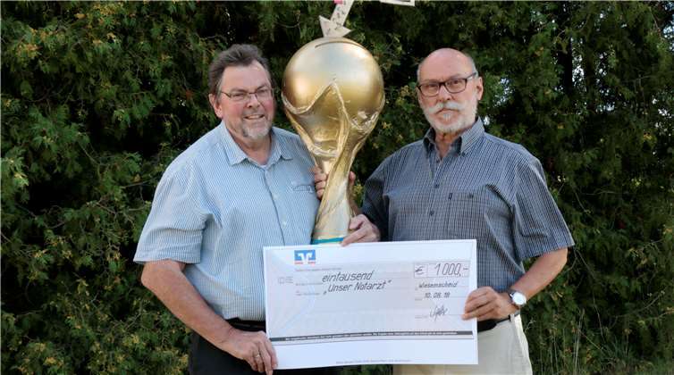 1000 Euro spendete Ernst Georg Alfter (rechts) zugunsten des Projekts „Unser Notarzt“.SES