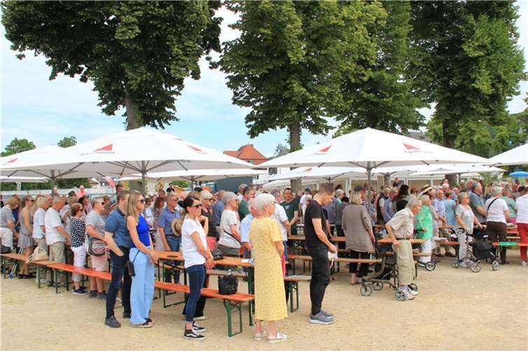 1000 Menschen kamen zum Gedenken in den Kurpark. Foto: GS