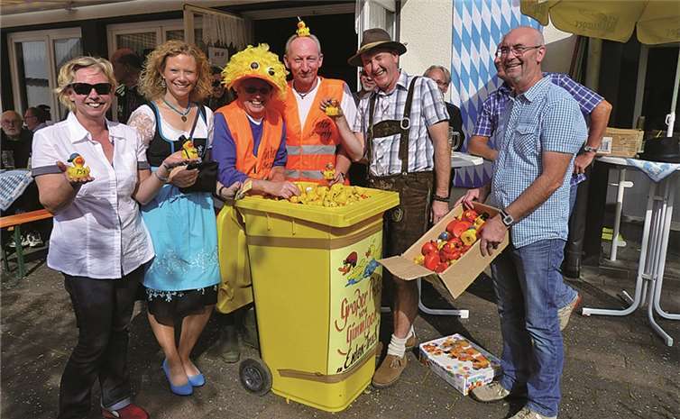 1.000 Plastikentchen wurden vorbereitet, um im Gimmiger Bach um die Wette zu schwimmen. Die Organisatoren hatten ihren Spaß. WM