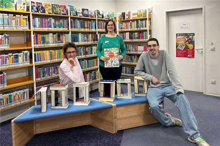 100.000 Bücher und andere physische Medien gingen in der Stadtbibliothek Montabaur bis Ende September über die Theke. Das ist neuer Rekord. Darüber freut sich das Team: (v.l.) Ursula Kingen, Bibliotheksleiterin Carina Senko und Lukas Wilhelmi.  Foto: Stadtbibliothek Montabaur / Christina Weiß