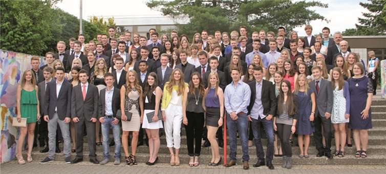 104 Abiturienten des Städtischen Gymnasiums Rheinbach freuen sich, endlich ihr Abschlusszeugnis in den Händen halten zu können. privat
