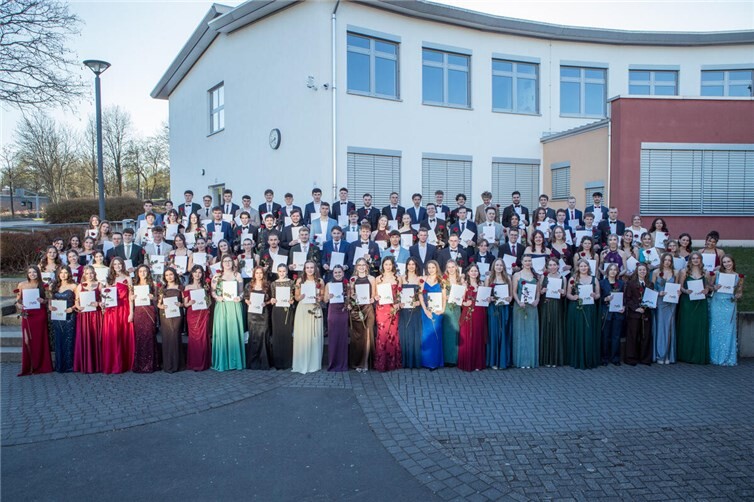 104 Abiturientinnen und Abiturienten des Jahrgangs 2026 freuen sich über die erzielte Hochschulreife am Mons-Tabor-Gymnasium.