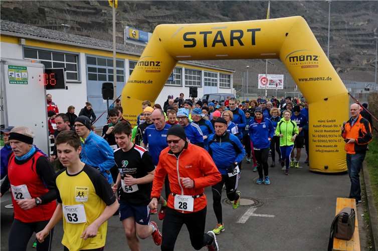105 Läufer- und Läuferinnen gingen an den Start zum zehn Kilometer langen Hauptlauf, der bis Winningen und zurückführte.EP