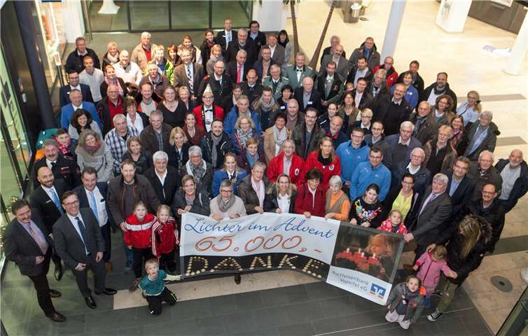 105 Vereine aus der Region freuten sich über Spenden im Gesamtwert von 65.000 Euro aus der Spendenaktion „Licht im Advent“ der Raiffeisenbank Voreifel eG. JOST