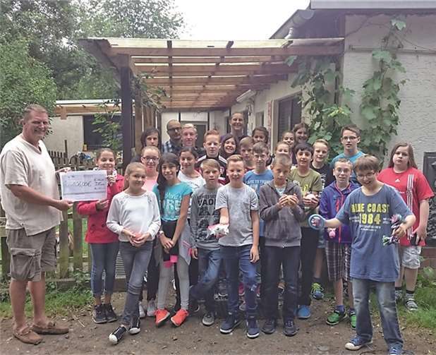 106 Euro und einiges Spielzeug für die Tiere sammelten die Kinder der 6a der IGS Remagen in Eigeninitiative für den Verein Tierheim- und Tierschutzverein Kreis Ahrweiler in Remagen. privat