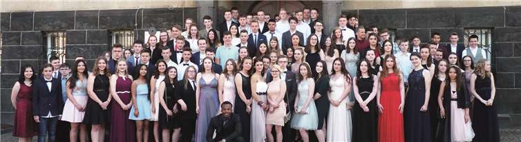 107 Schulabgänger/-innen hatten sich für ein Erinnerungsfoto vor dem alten Mendiger Rathaus eingefunden. Fotos: FRE