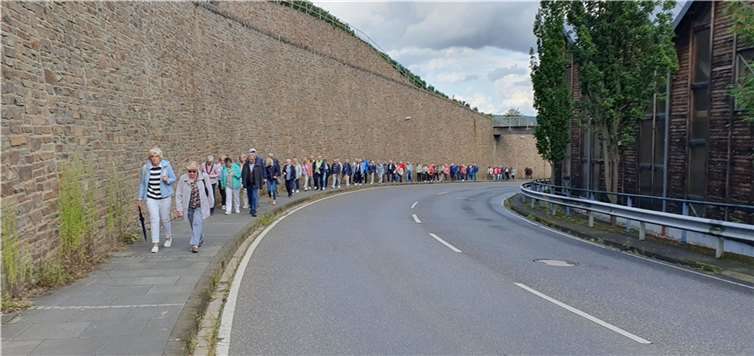 107 Teilnehmer bei der „Fahrt ins Blaue“: Senioren entdecken Weingut und Regierungsbunker. Foto: David Reski