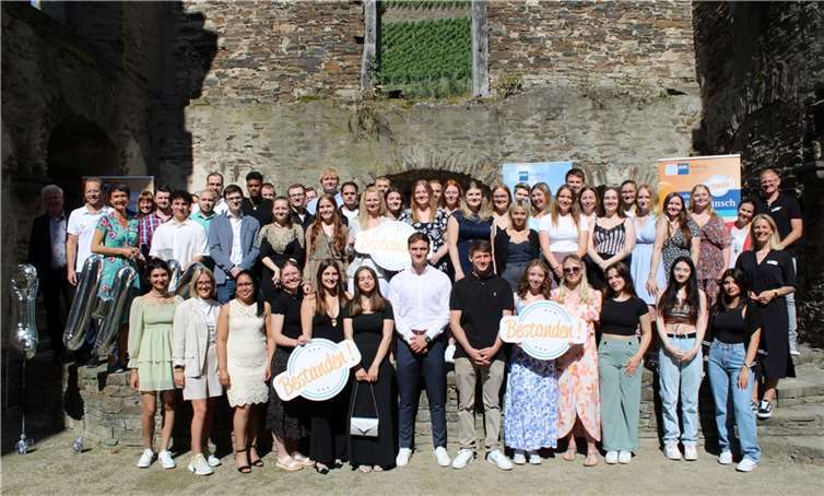 107 erfolgreiche Absolventinnen und Absolventen aus sechs Ausbildungsberufen erhielten kürzlich im Kloster Marienthal in feierlichem Rahmen ihre Abschlusszeugnisse. Foto: DU