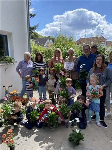 1.078 Kinder und 435 Lehrer, Erzieher und Mitarbeiter wurden mit bunten Sommerblumen erfreut.  Foto: Freunde helfen mit Herz e.V.
