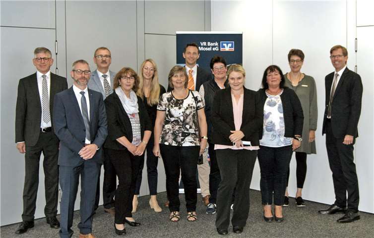 11 Kolleginnen und Kollegen feierten am 1. August ihr rundes Dienstjubiläum. Foto: VR Bank Rhein-Mosel eG