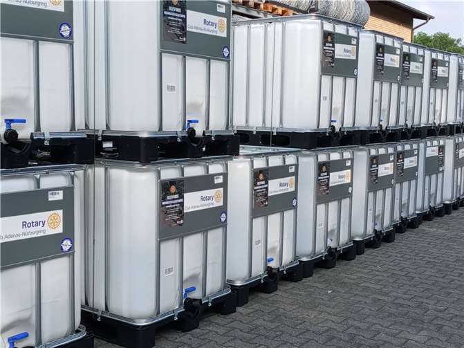 110 riesigen Trink- und Frischwassercontainern mit je 1.000 Liter Fassungsvermögen wurden verteilt. Foto: privat