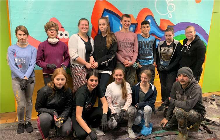 12 Schüler verschönerten die Schule mit Hilfe des Graffitikünstler Kai „Semor“ Niederhausen. Foto: privat