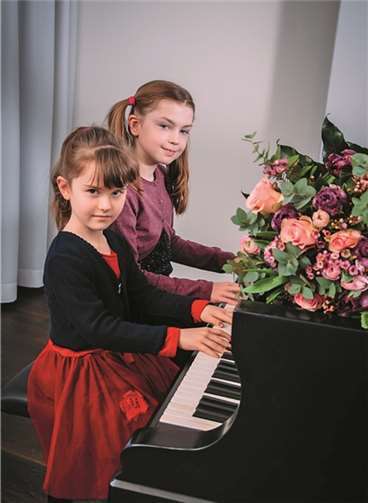 12 Schülerinnen nahmen am Wettbewerb Klavier vierhändig teil.