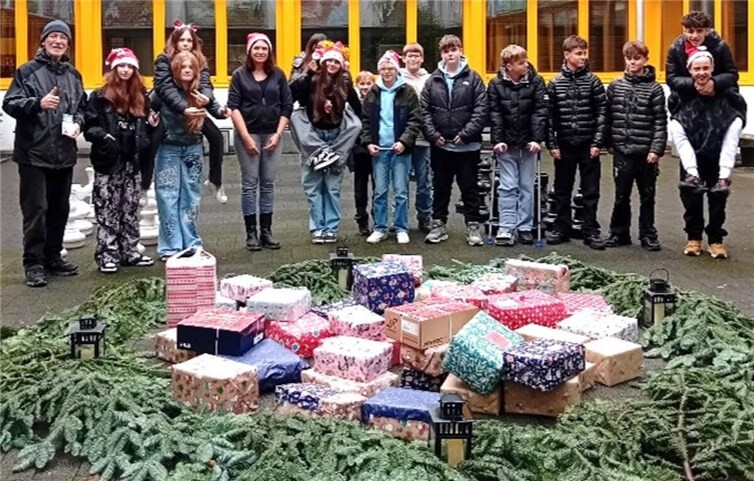 12 Schulen und viele Familien aus der Region beteiligten sich an der Aktion; unter anderen packten auch Schüler/-innen der Realschule plus in Neustadt/Wied fleißig Weihnachts-päckchen für ukrainische Kinder in und aus den Frontgebieten.  Foto: RS+ Neustadt