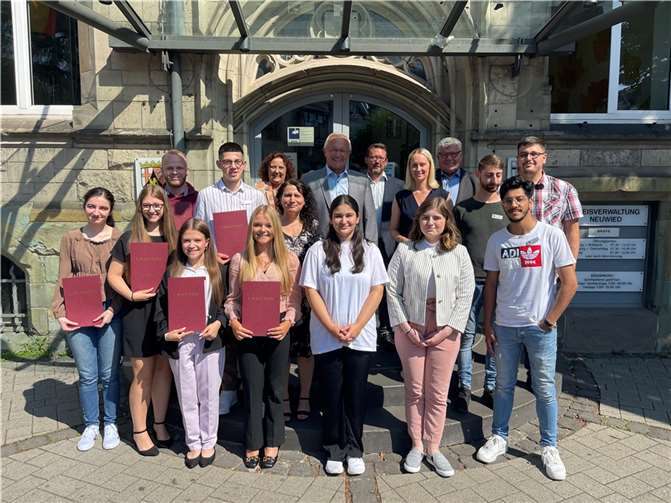 12 junge Menschen beginnen ihre Ausbildungin der Kreisverwaltung Neuwied. Foto: Kreisverwaltung