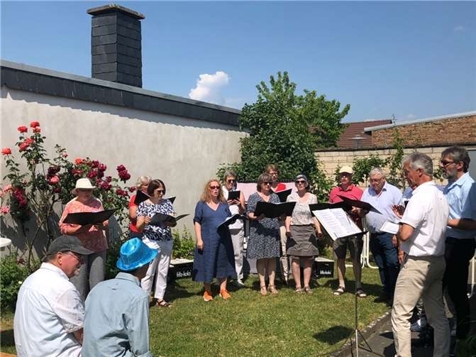 12 mitreißende Gospel, Spirituals und Evergreens brachten die 15 Chormitglieder a-cappella zum Vortrag.  Foto: privat