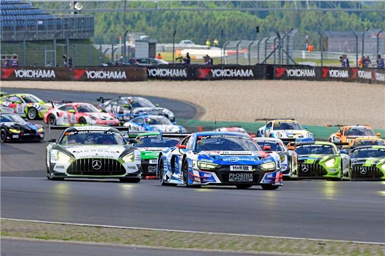 120 Fahrzeuge konnte der Veranstalter bei hochsommerlichen Witterungsbedingungen den zahlreichen Fans beim dritten NLS-Lauf präsentieren.  Fotos: BURG