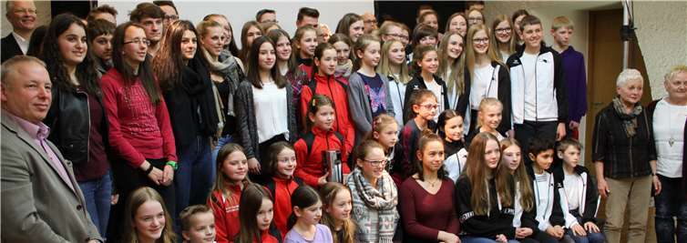 120 Sportlerinnen und Sportler aus den Bereichen: Faustball, Geräteturnen männlich und weiblich, Leichtathletik und Deutsches Turnfest, Rhönrad und Rope-Skipping auf der Bühne.Monika Fuchs.