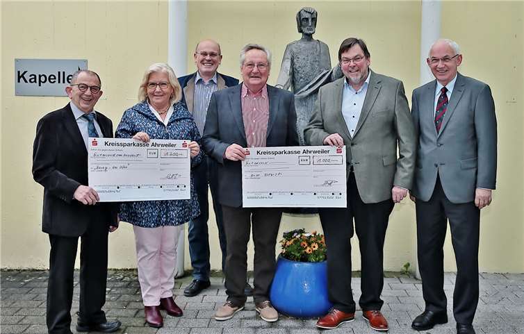 1200 Euro gingen an Pfarrer Michael Schäfer für Brücke zum Ufer-Bereg e.V (links) und 1000 Euro gingen an Unser Notarzt (rechts) mit Vorsitzendem Bernd Schiffarth und Stellv. Hermann Josef Romes.Foto: SES