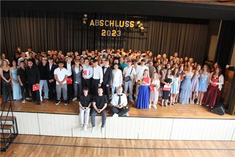 121 Absolventen feierten mit einem bunten Programm den Abschluss ihrer Schulzeit. Quelle: Realschule plus und FOS Untermosel