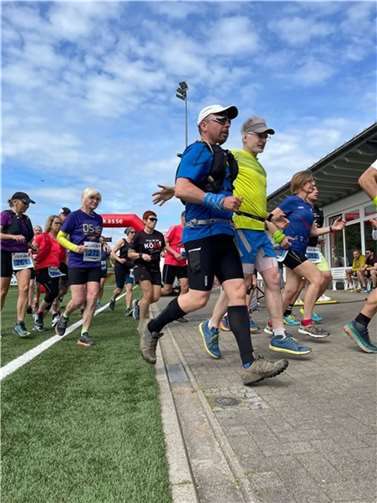 125 Läuferinnen und Läufer fanden sich am Aulenbergstadion in Urbar ein.  Foto: privat