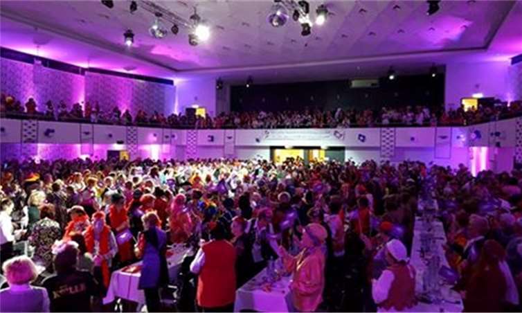 1250 närrische Weiber bevölkerten die Rhein-Mosel-Halle.privat