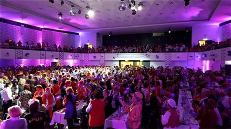 1250 närrische Weiber bevölkerten die Rhein-Mosel-Halle.privat