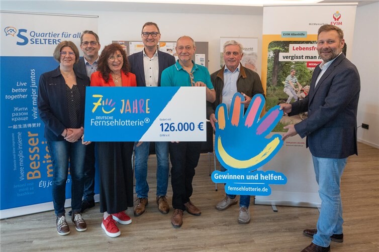 126.000 Euro Fördergeld für das „Quartier für alle“. (v.l.) Cordula Simmons von der Else Schütz Stiftung, Bürgermeister Oliver Götsch, Quartiersmanagerin Angela Schmitz-Buchholz, Peter Kiel von der EVIM GmbH Altenhilfe, Quartiersmanager Michael Voss, Stadtbürgermeister Rolf Jung und Stephan Masch als Repräsentant der Deutschen Fernsehlotterie.