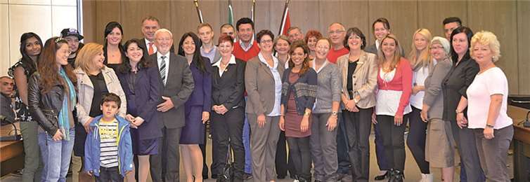 127 Personen erhielten in einer kleinen Feierstunde ihre Einbürgerungsurkunde. Kreisdirektorin Annerose Heinze und Neubürgerbeauftragter Ludwig Neuber begrüßten die Neubürgerinnen und Neubürgern.privat