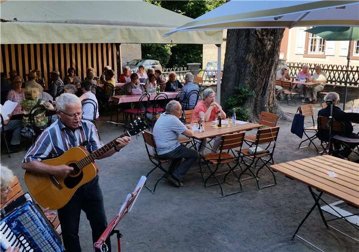 127 unternehmungslustige Seniorinnen und Senioren hatten sich auf der Festwiese eingefunden.Foto: privat