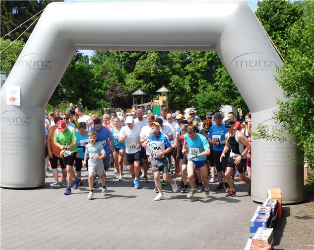 128 Läufer gingen in Dernbach für die gute Sache an den Start. Foto: WR