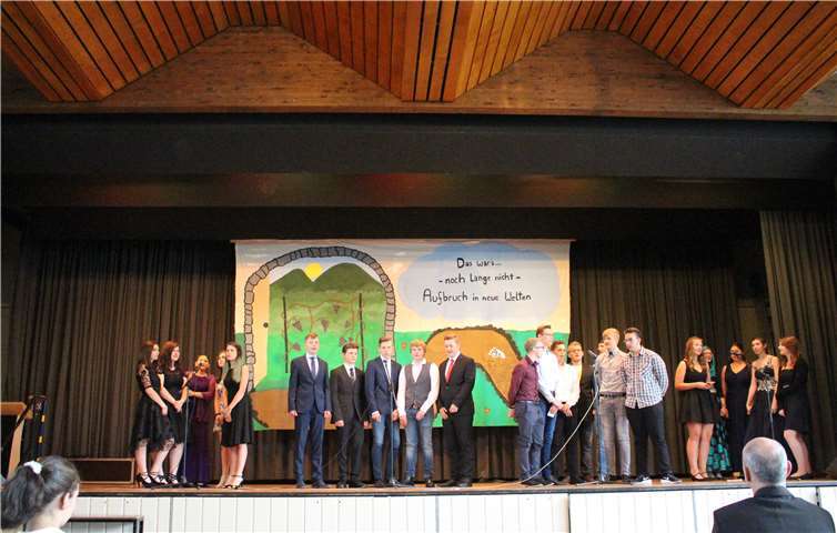 129 Schülerinnen und Schüler absolvierten in der Realschule plus und FOS Untermosel erfolgreich ihren Schulabschluss. In der Schlossberghalle ließen die Abgänger in musikalischen Beiträgen ihre Schulzeit Revue passieren oder wagten amüsante Blicke in ihre Zukunft. Realschule plus und FOS Untermosel