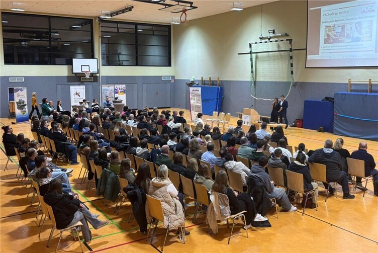 Einblicke in die Praxis  12.Klässler Melanie Münch und Timo Politz berichten aus ihrem Jahrespraktikum.  Serina Zoaeter