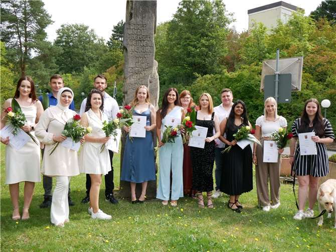 13 Auszubildende zum Pflegefachmann/zur Pflegefachfrau konnten ihren erfolgreichen Abschluss feiern.  Foto: Manuel Klein