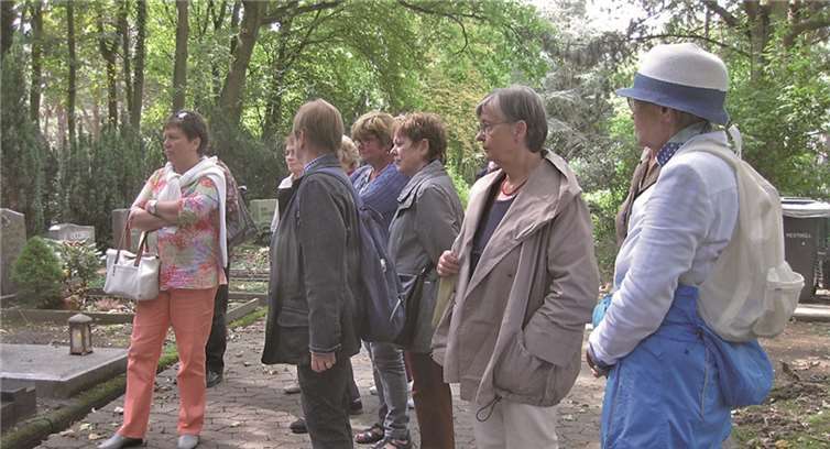 13 Frauen des Frauentreffs Meckenheim trafen sich mit dem Historiker Rainer Selmann zu einem Spaziergang über den alten und neuen Beueler Friedhof am Plantanenweg.privat